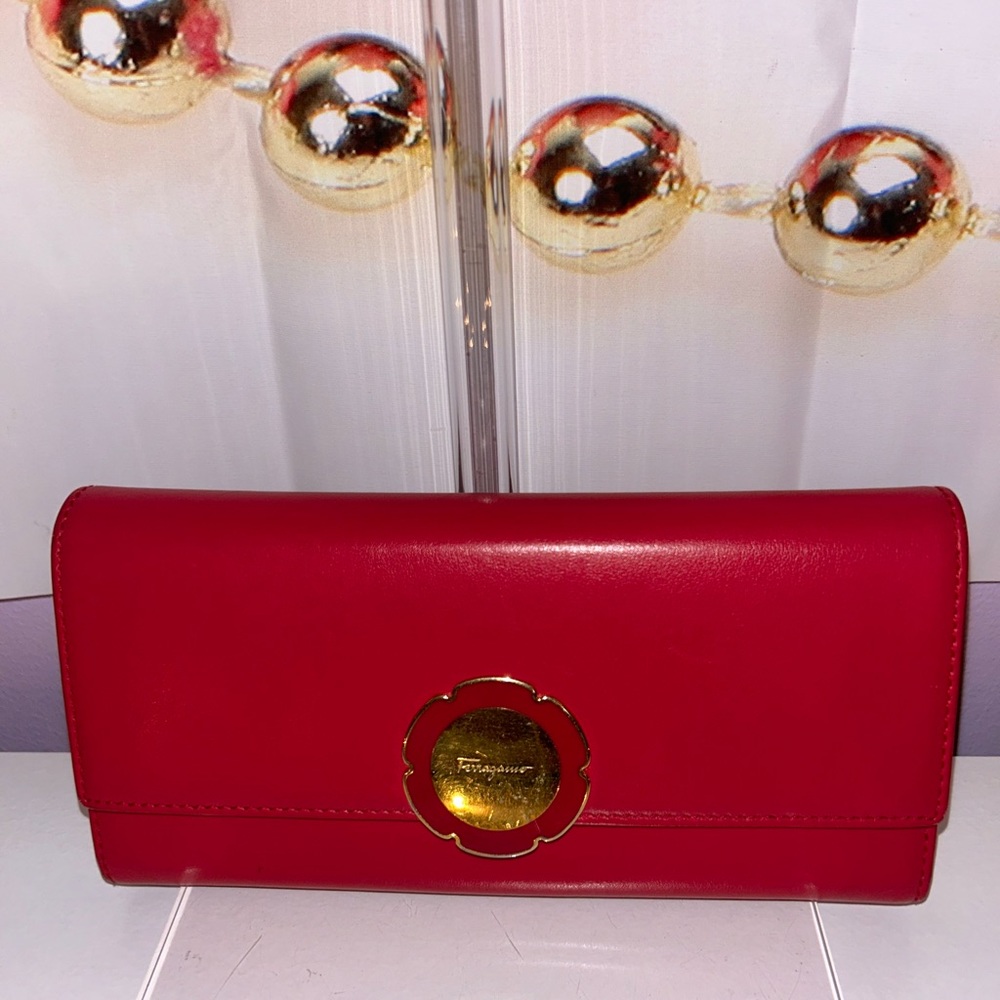 Ferragamo wallet, pre-loved in excellent condition🔥🔥.